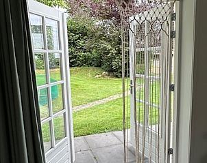 Openstaande deuren naar de tuin in Vakantiehuis in Schoonoord, Drenthe.