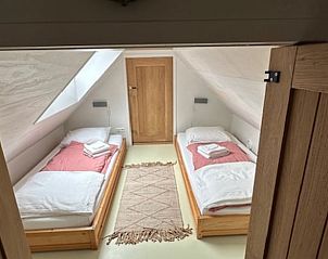 Zolderkamer met twee bedden in Vakantiehuis in Schoonoord, Drenthe.