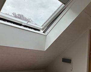 Dakraam met uitzicht op de lucht in Vakantiehuis in Schoonoord, Zuidoost Drenthe.