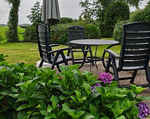Gezellig terras bij Vakantiehuisje in Oosterhesselen met uitzicht op groene natuur in Drenthe.