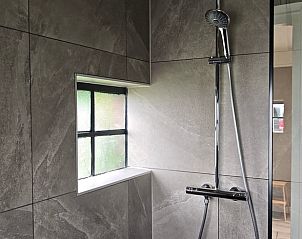 Luxe douche in Vakantiehuisje in Oosterhesselen, perfect voor ontspanning in Drenthe.