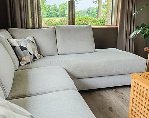 Comfortabele zithoek in Vakantiehuisje in Oosterhesselen met uitzicht op de natuur van Drenthe.