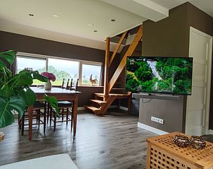 Ruime woonkamer in Vakantiehuisje in Oosterhesselen met moderne inrichting en natuurzicht in Drenthe.