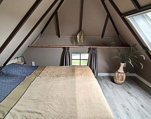 Knusse slaapkamer met houten balken in Vakantiehuisje in Oosterhesselen, Zuidoost Drenthe.