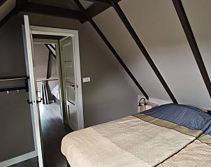 Sfeervolle slaapkamer in Vakantiehuisje in Oosterhesselen met authentieke details in Drenthe.