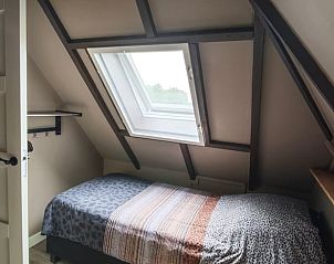 Lichte slaapkamer met dakraam in Vakantiehuisje in Oosterhesselen, Zuidoost Drenthe.