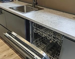 Ingebouwde vaatwasser in Vakantiehuisje in Oosterhesselen, ideaal voor een zorgeloos verblijf in Drenthe.