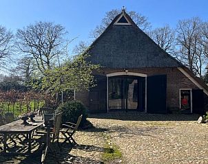 Rustiek terras bij Vakantiehuisje in Oosterhesselen, omgeven door natuur, Drenthe.
