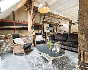 Gezellige woonkamer in Vakantiehuisje in Oosterhesselen, met comfortabele zitplaatsen, Drenthe.