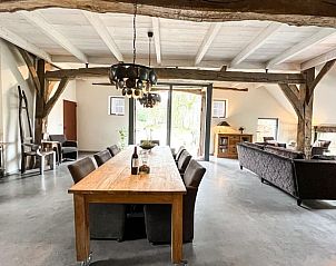 Ruime eetkamer in Vakantiehuisje in Oosterhesselen, ideaal voor familiediners, Drenthe.