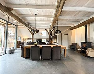 Grote eetruimte in Vakantiehuisje in Oosterhesselen, ideaal voor samenkomsten, Drenthe.