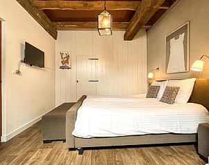 Slaapkamer in Vakantiehuisje in Oosterhesselen, met knusse sfeer en houten balken, Drenthe.