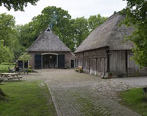 Authentieke boerderij bij Vakantiehuisje in Oosterhesselen, omgeven door groen, Drenthe.