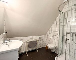 Praktische badkamer in Vakantiehuisje in Oosterhesselen, met moderne douche, Drenthe.