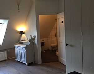Romantische slaapkamer in Vakantiehuisje in Oosterhesselen, met zachte verlichting, Drenthe.