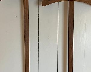 Lichte gang in Vakantiehuisje in Oosterhesselen, met toegang tot diverse kamers, Drenthe.