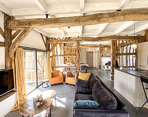 Gezellige woonkamer in vakantiehuis Oosterhesselen, ideaal voor ontspanning in Zuidoost Drenthe.