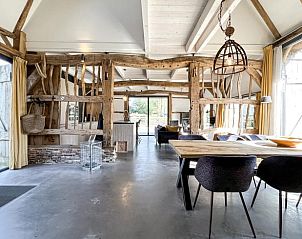 Ruime eetruimte in vakantiehuis Oosterhesselen, met uitzicht op de groene omgeving van Drenthe.