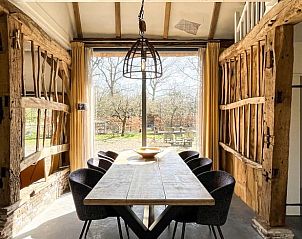 Gezellige eetruimte in vakantiehuis Oosterhesselen met uitzicht op de tuin van Drenthe.