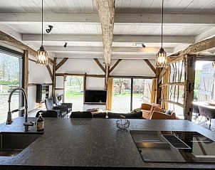 Keuken in vakantiehuis Oosterhesselen met uitzicht op de tuin, perfect voor een verblijf in Drenthe.