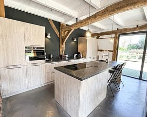 Moderne keuken met eiland in vakantiehuis Oosterhesselen, ideaal voor koken in Drenthe.