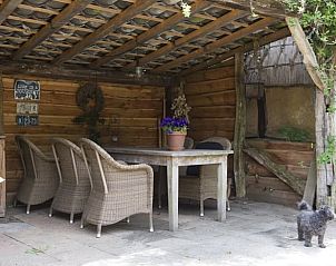 Overdekt terras in vakantiehuis Oosterhesselen, perfect voor buiten dineren in Drenthe.