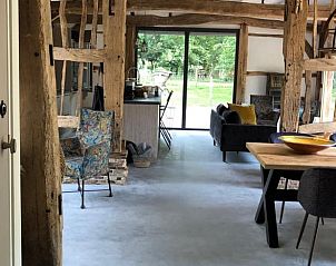 Interieur van vakantiehuis Oosterhesselen met rustieke details en moderne meubels in Drenthe.
