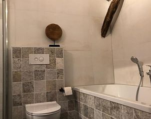 Badkamer in vakantiehuis Oosterhesselen met moderne voorzieningen en rustieke accenten in Drenthe.