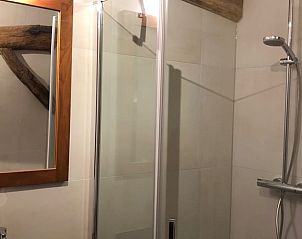 Douche in vakantiehuis Oosterhesselen met strakke afwerking en houten details in Drenthe.