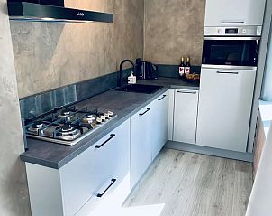 Moderne keuken in Vakantiehuis in Erm, Drenthe, voorzien van alle gemakken voor een comfortabel verblijf.