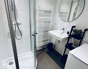 Moderne badkamer in Vakantiehuis in Erm, Drenthe, met douchecabine en alle benodigde faciliteiten.