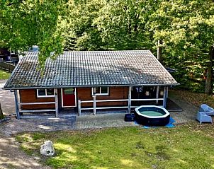 Romantische avond bij de pier in Erm, Drenthe, met volle maan en rustige wateren.