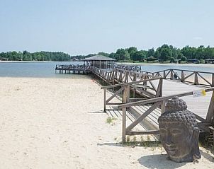 Wakeboarden op het meer in Erm, Drenthe, bij zonsondergang voor avontuurlijke vakanties.