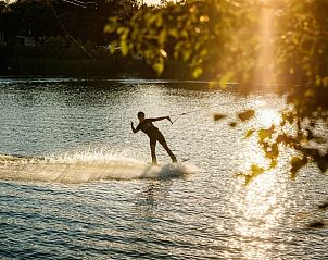 Rustig meer in Erm, Drenthe, met natuurlijke omgeving en serene sfeer.
