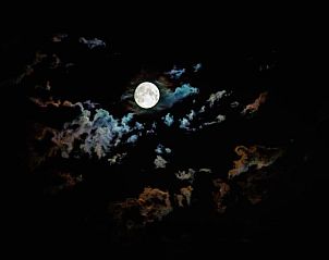 Zonsondergang in Erm, Drenthe, met warme kleuren en serene omgeving.