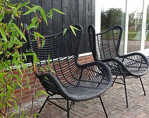 Comfortabele zitstoelen op het terras van Vakantiehuisje in Erm, Drenthe.