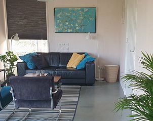 Gezellige woonkamer in Vakantiehuisje in Erm, Drenthe, met moderne inrichting.
