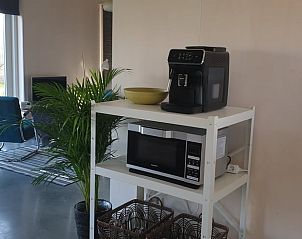 Koffiehoek met magnetron in Vakantiehuisje in Erm, ideaal voor een ontspannen verblijf.