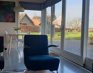 Ruime woonkamer met uitzicht op de tuin in Vakantiehuisje in Erm, Zuidoost Drenthe.