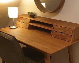 Stijlvol bureau in de slaapkamer van Vakantiehuisje in Erm, Drenthe.