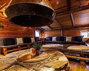 Gezellige binnenruimte van Huisje in Erm, vakantiehuis in Zuidoost Drenthe, met houten interieur en comfortabele zitplekken.