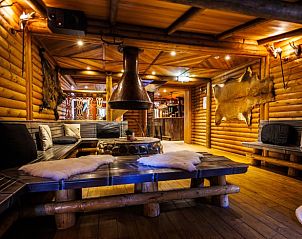 Gezellige binnenruimte van Huisje in Erm, vakantiehuis in Zuidoost Drenthe, met knusse zithoek en houten interieur.