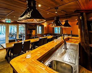 Gezellige binnenruimte van Huisje in Erm, vakantiehuis in Zuidoost Drenthe, met houten interieur en uitzicht op de omliggende natuur.