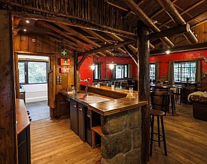 Gezellige binnenruimte van Vakantiehuisje in Erm, Zuidoost Drenthe, met rustieke houten inrichting en uitnodigende bar.