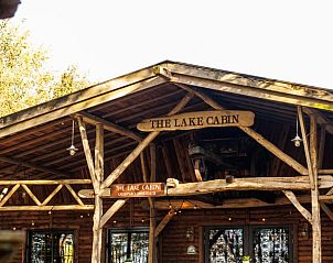 Huisje in Erm, vakantiehuis in Zuidoost Drenthe met rustieke houten veranda omgeven door natuur.