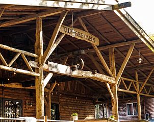 Huisje in Erm, vakantiehuis met rustieke houten veranda in Zuidoost Drenthe, omgeven door natuurlijke schoonheid en serene omgeving.