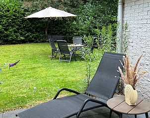 Tuin met ligstoelen bij Vakantiehuis in Geesbrug, Drenthe.