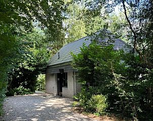 Ingang van Vakantiehuis in Geesbrug omgeven door bomen, Zuidoost Drenthe.