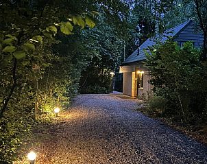 Verlichte toegangspad naar Vakantiehuis in Geesbrug, Drenthe.