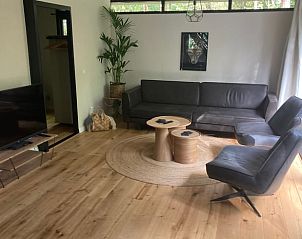 Moderne woonkamer in Vakantiehuis in Geesbrug, Zuidoost Drenthe.